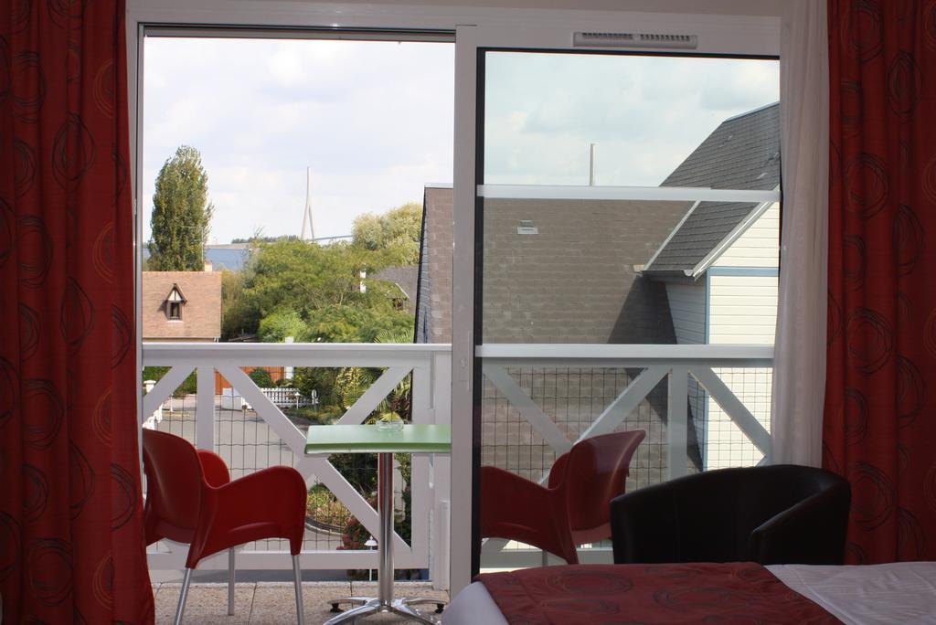 Contact Hotel - Motel Les Bleuets & Spa La Riviere-Saint-Sauveur Room photo